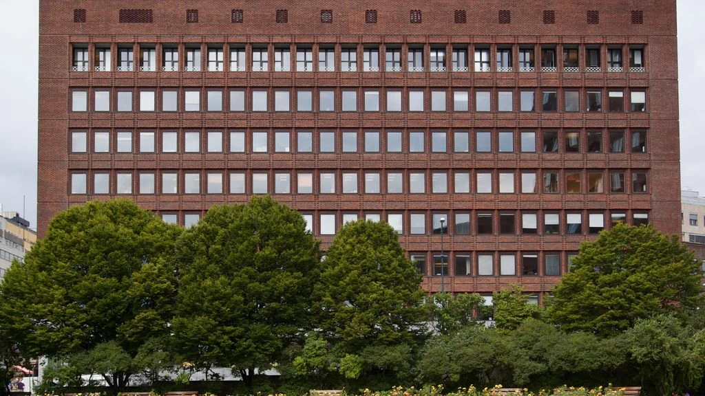 Kommunalt kontor med kart over en norsk kommune og dagslys fra en fjord.